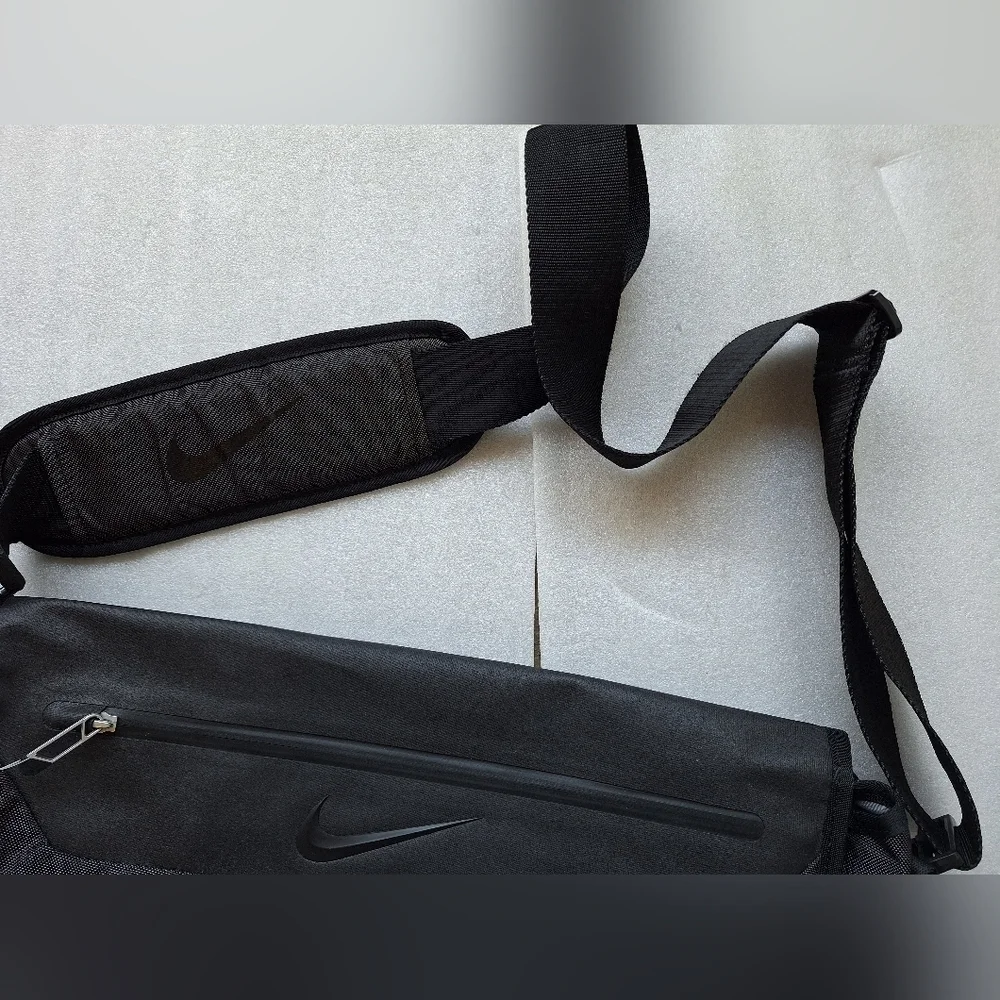NIKE GOLF DEPARTURE Unisex MESSENGER BAG in Black 18x15 inches NEW